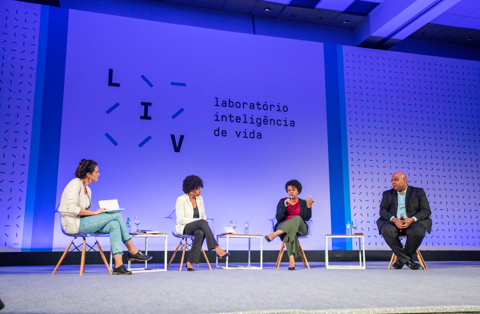 grupo de pessoas conversando em um evento realizado pela LIV