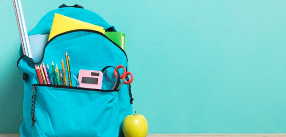 Uma mochila com materiais escolares, para falar sobre educação no isolamento.