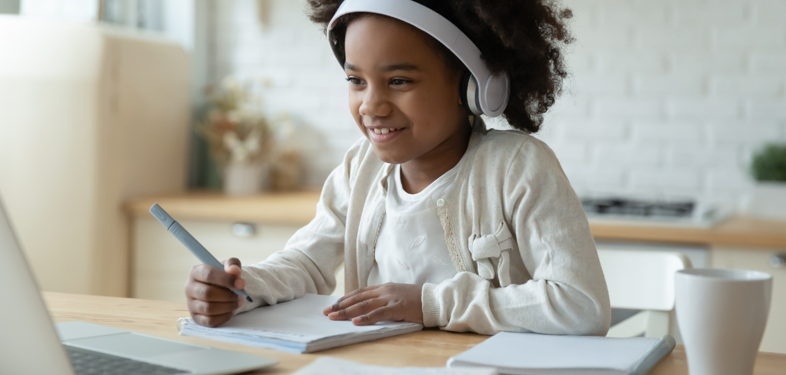 Aluna estudando no ensino híbrido