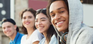 Jovens em sala de aula participando de atividades sobre mercado de trabalho e desenvolvimento socioemocional.