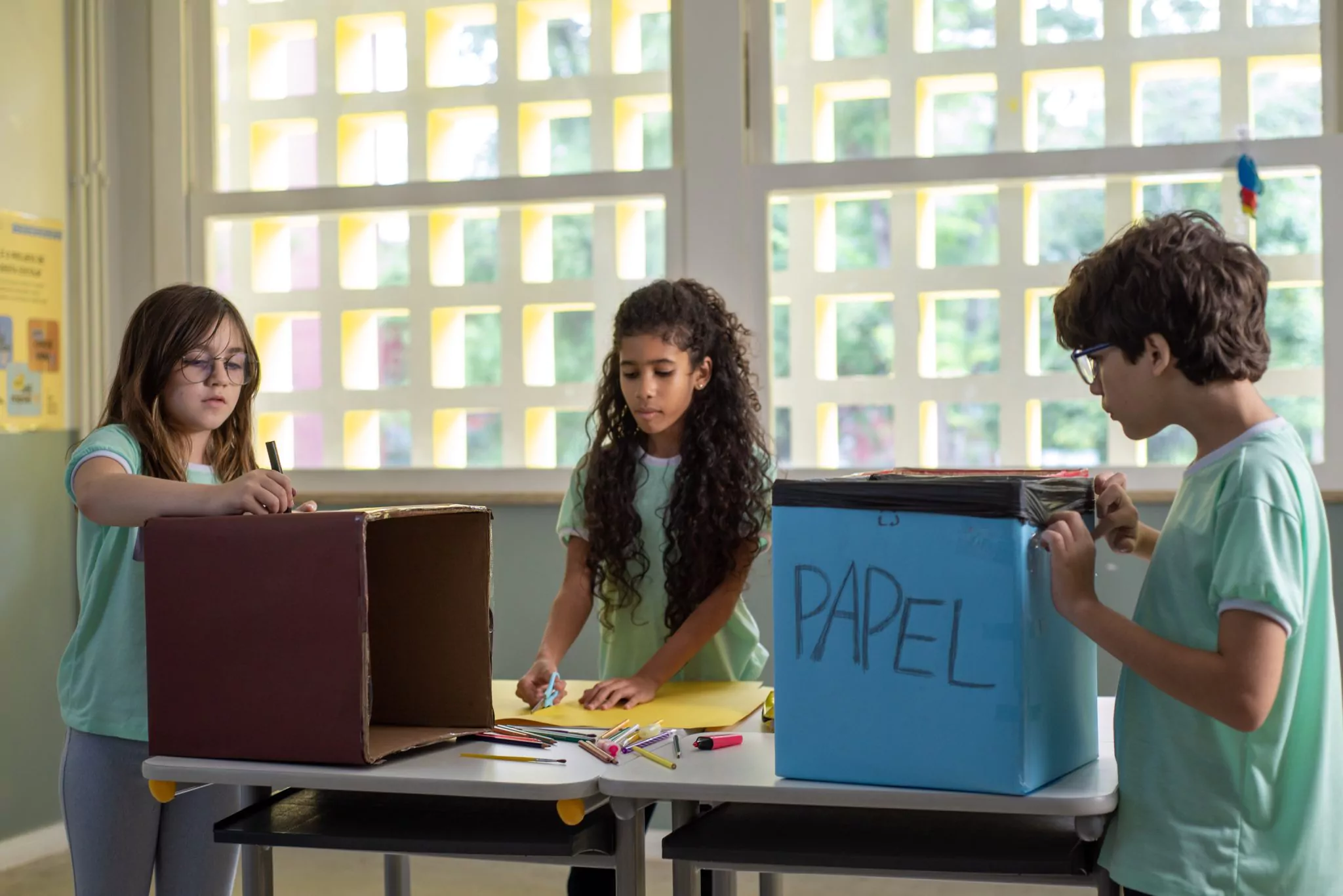 Aluna envolvida em atividade criativa na escola, estimulando a imaginação e o pensamento fora da caixa
