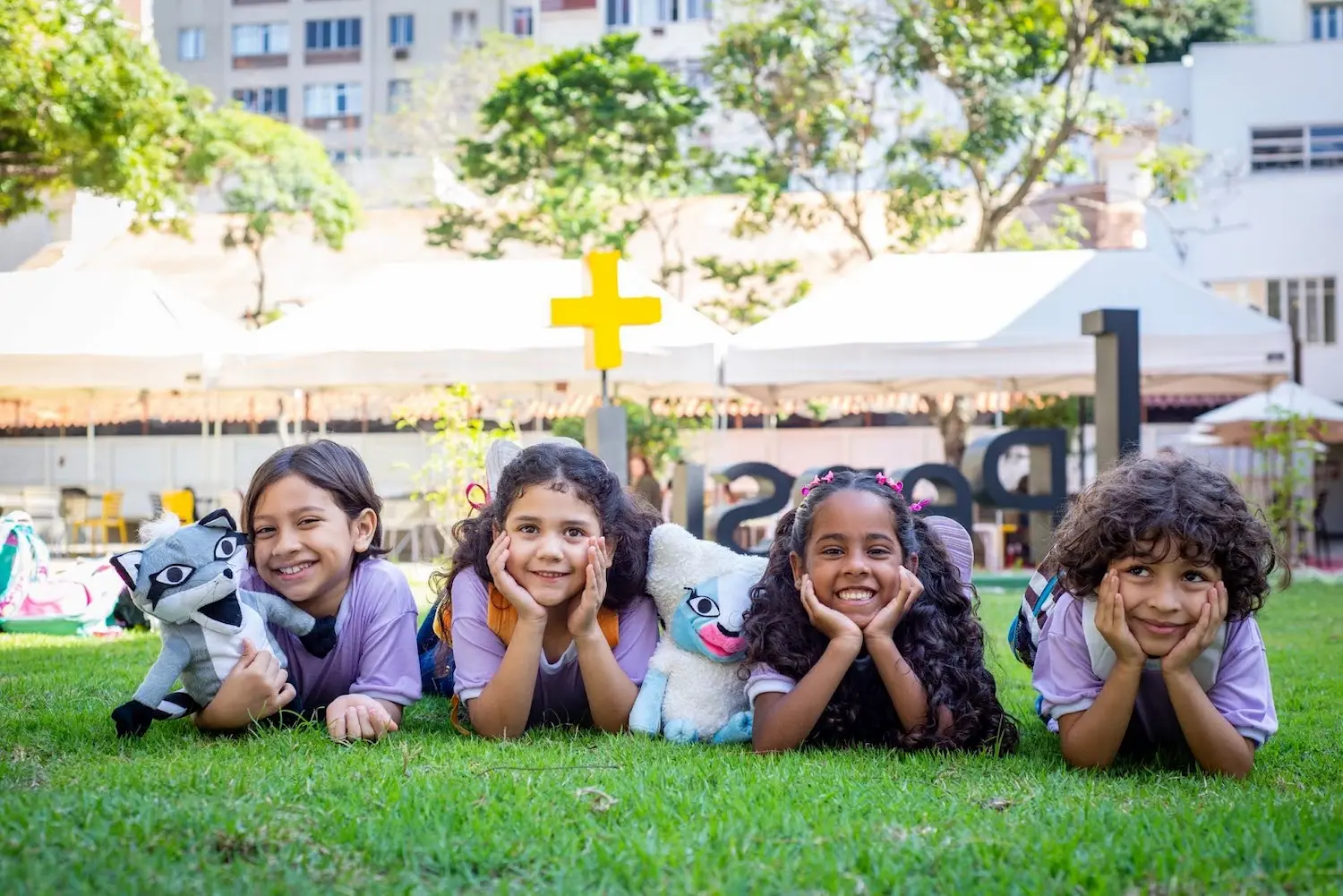 Um grupo de crianças de diferentes raças brincam felizes.