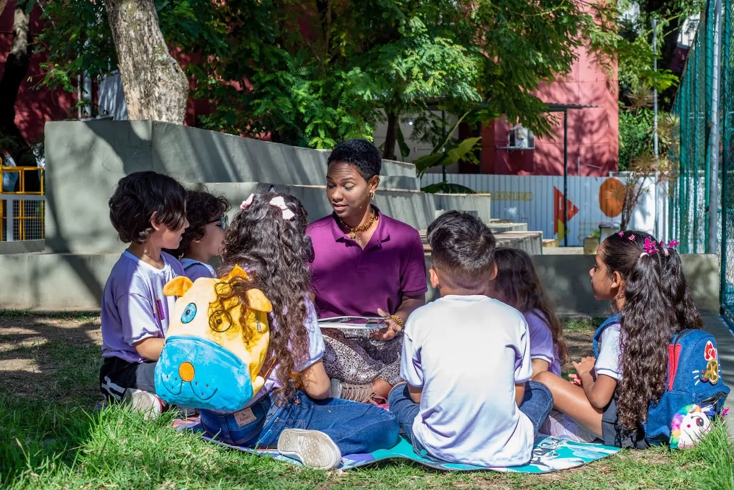 Uma professora realiza uma atividade externa com os alunos