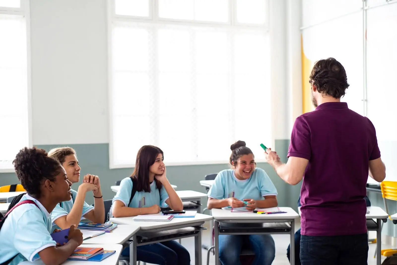 Dois alunos refletem em exercícios transdisciplinares