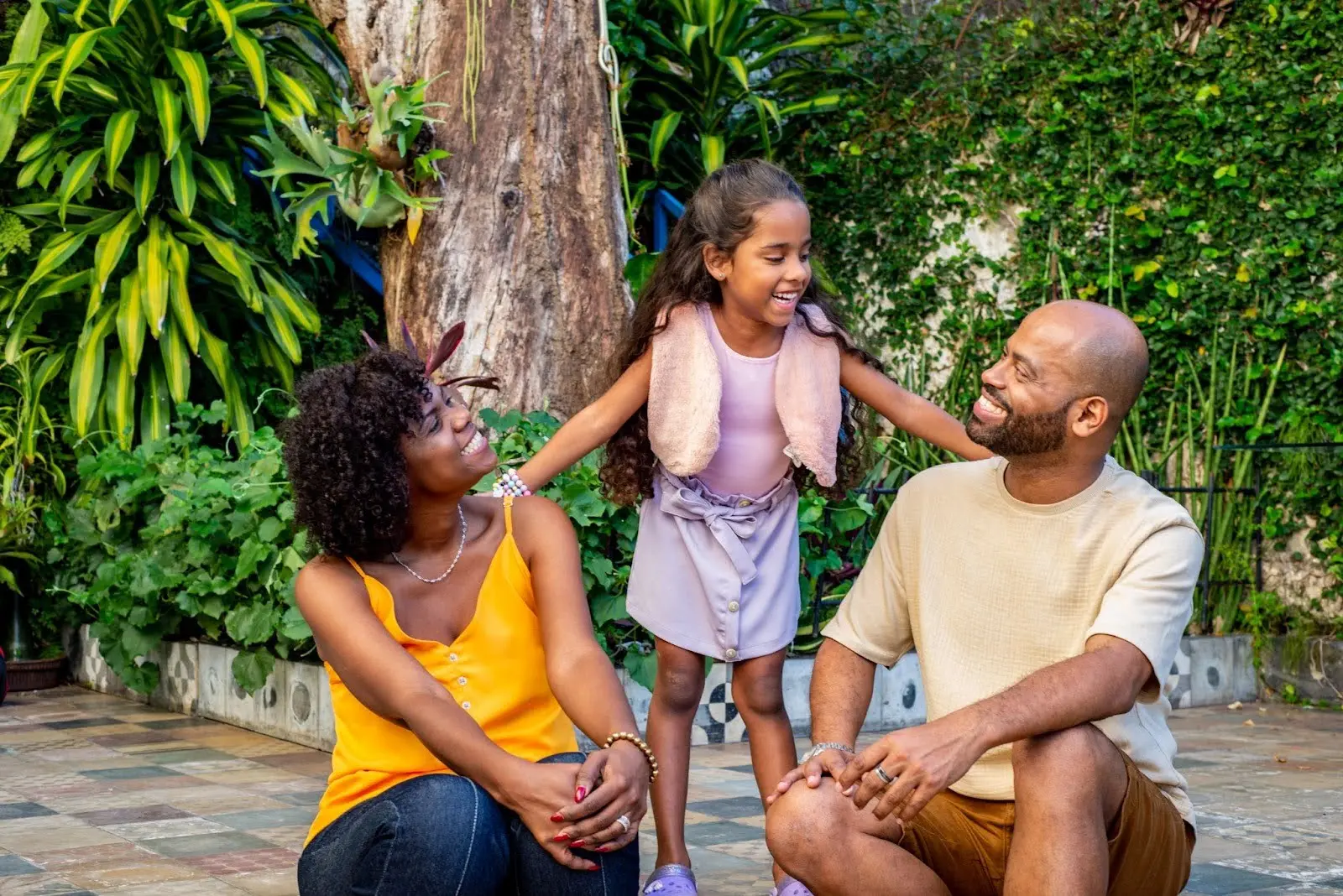 Uma família com criança aproveita o picnic para falar de alimentação.