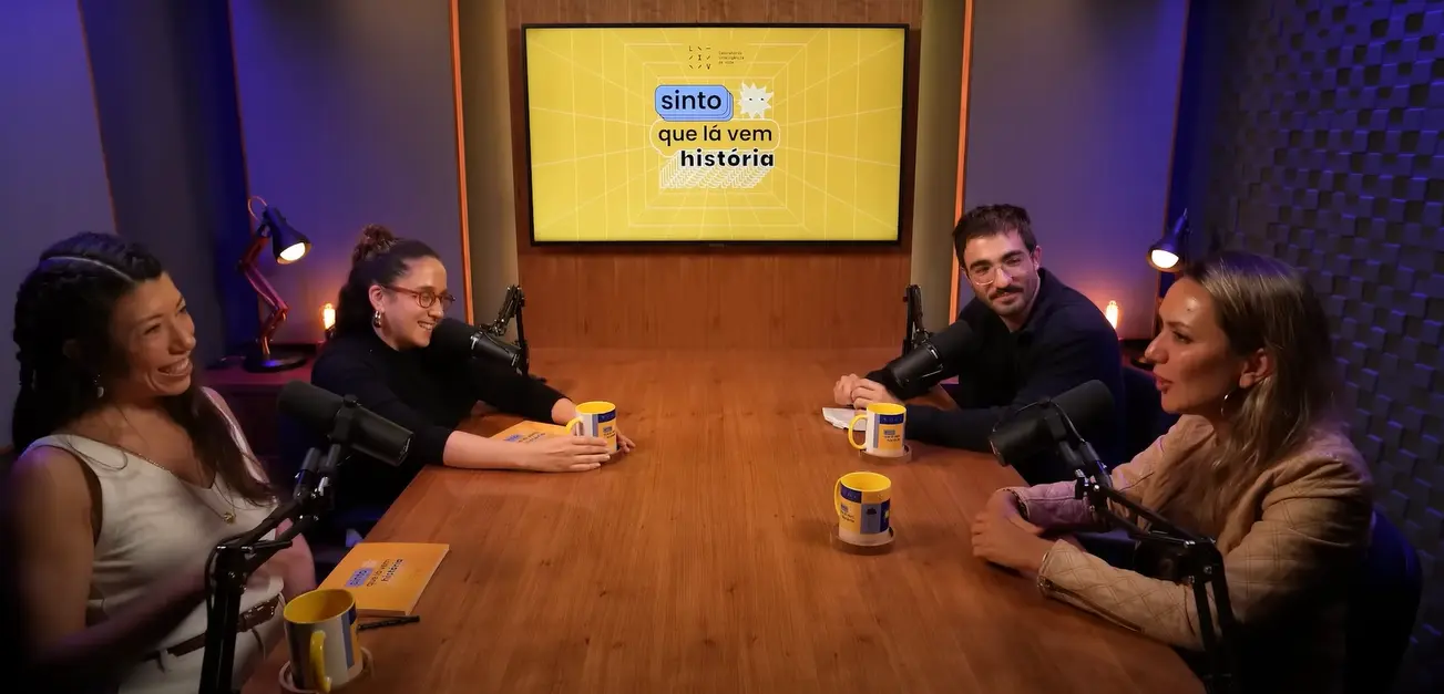 Foto do Podcast falando sobre adultização infantil
