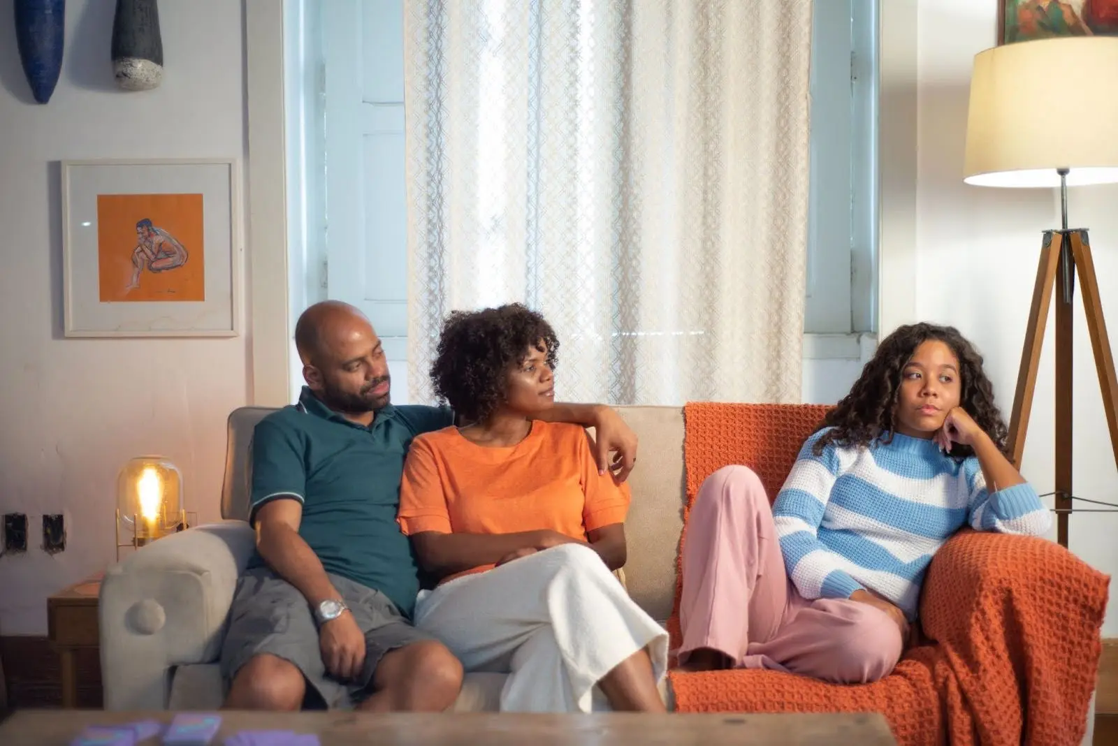 Um pai e uma mãe tenta conversar com a filha sobre um conflito com o irmão.
