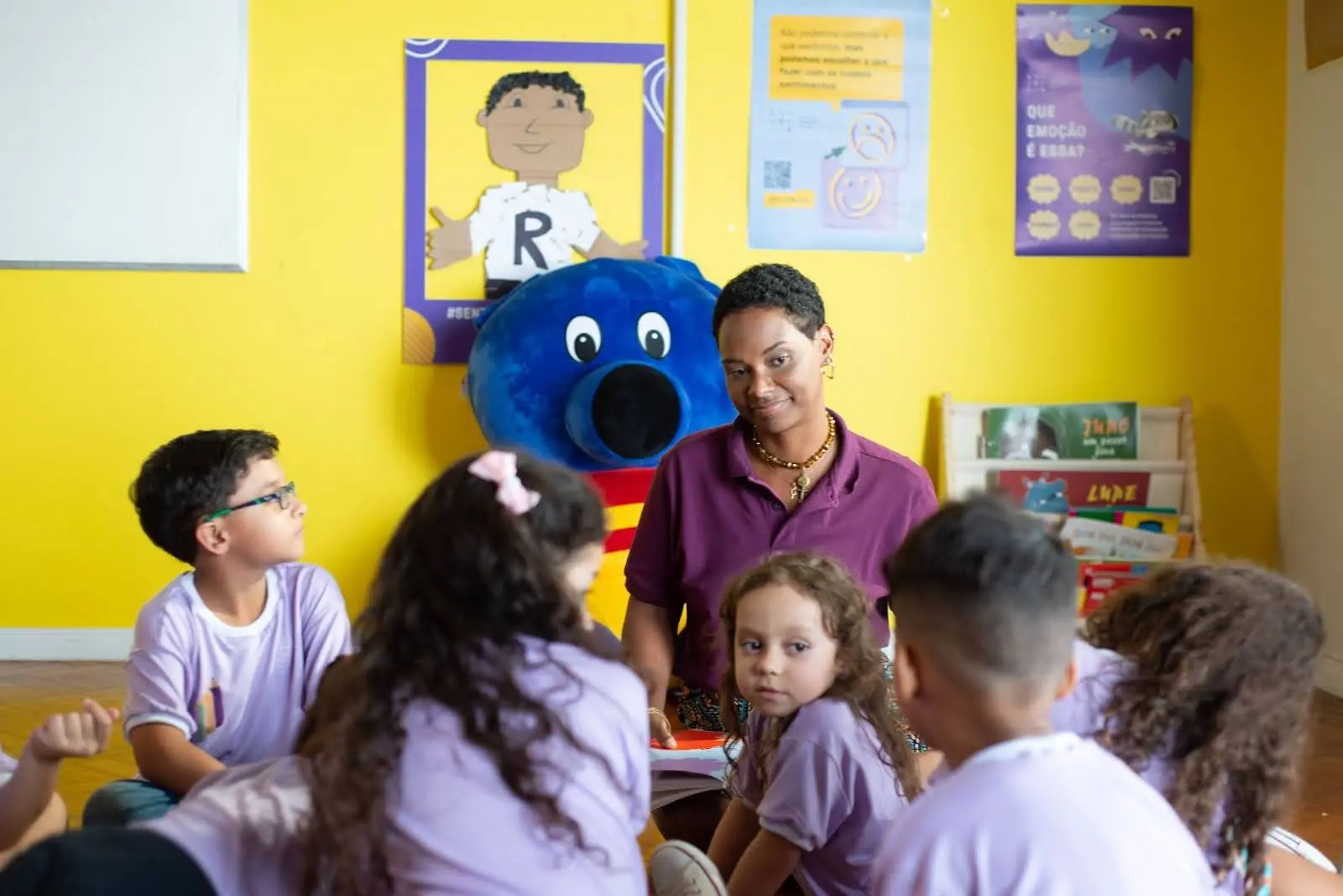 Uma professora cria um espaço de escuta para as crianças.