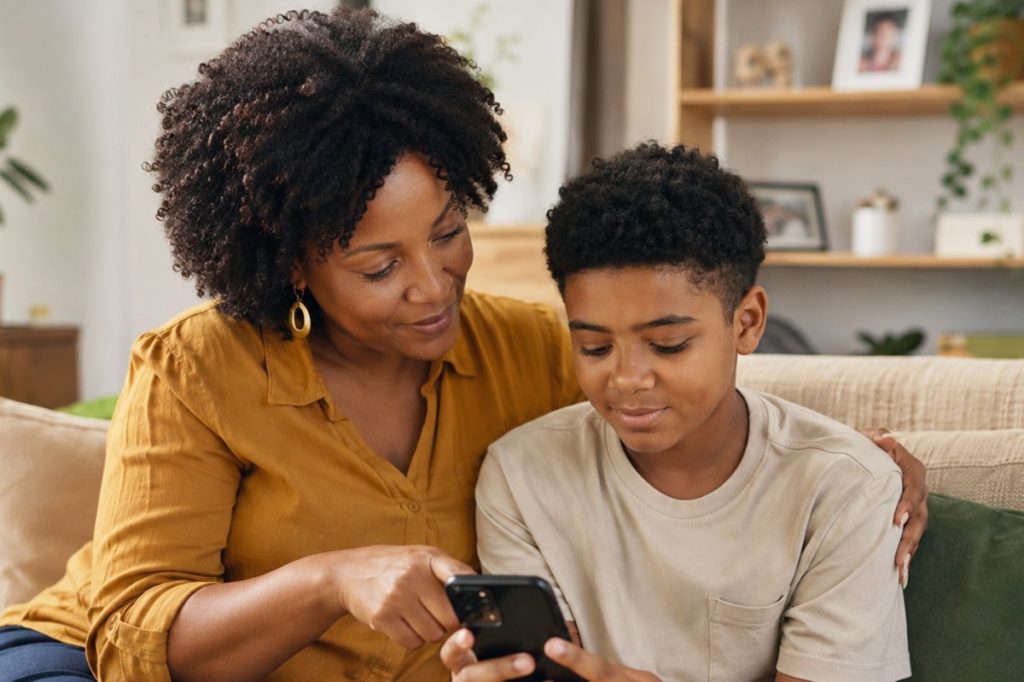 Mãe educa filho sobre uso saudável do celular.