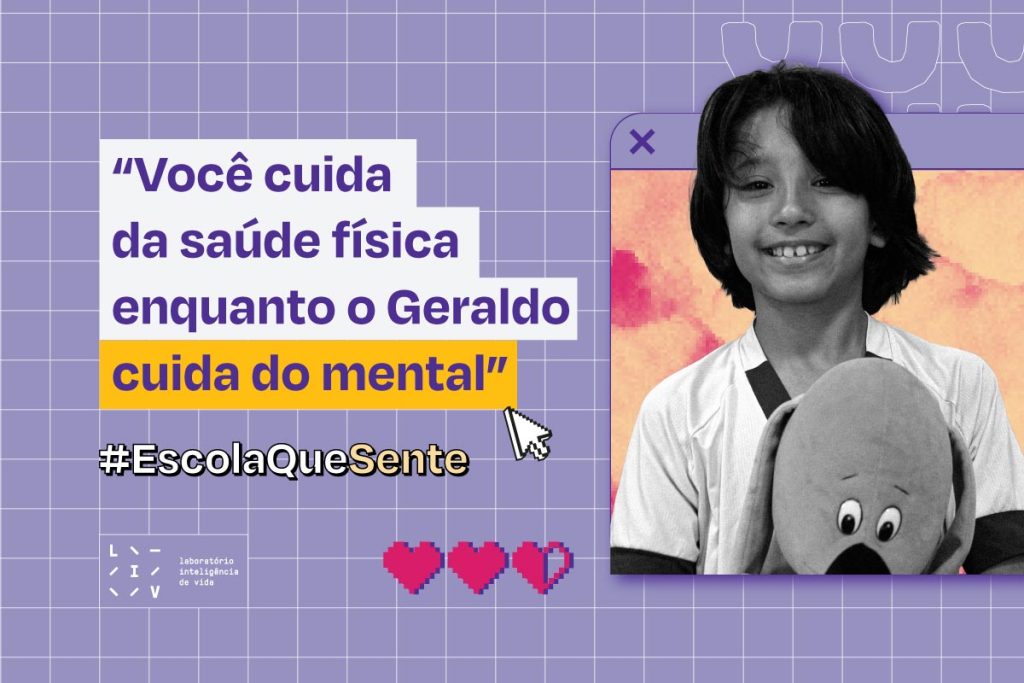 Criança sorrindo e abraçando o boneco do personagem Geraldo, ilustrando como os personagens do LIV apoiam a expressão e a regulação socioemocional