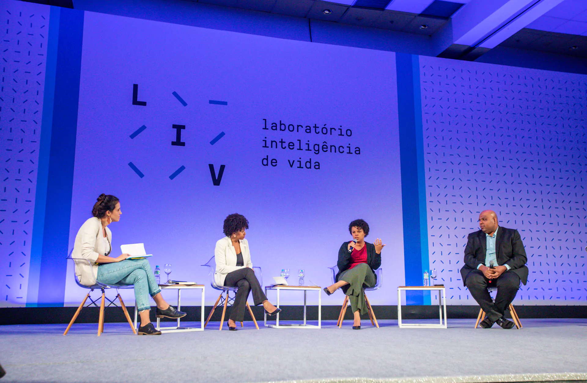 grupo de pessoas conversando em um evento realizado pela LIV