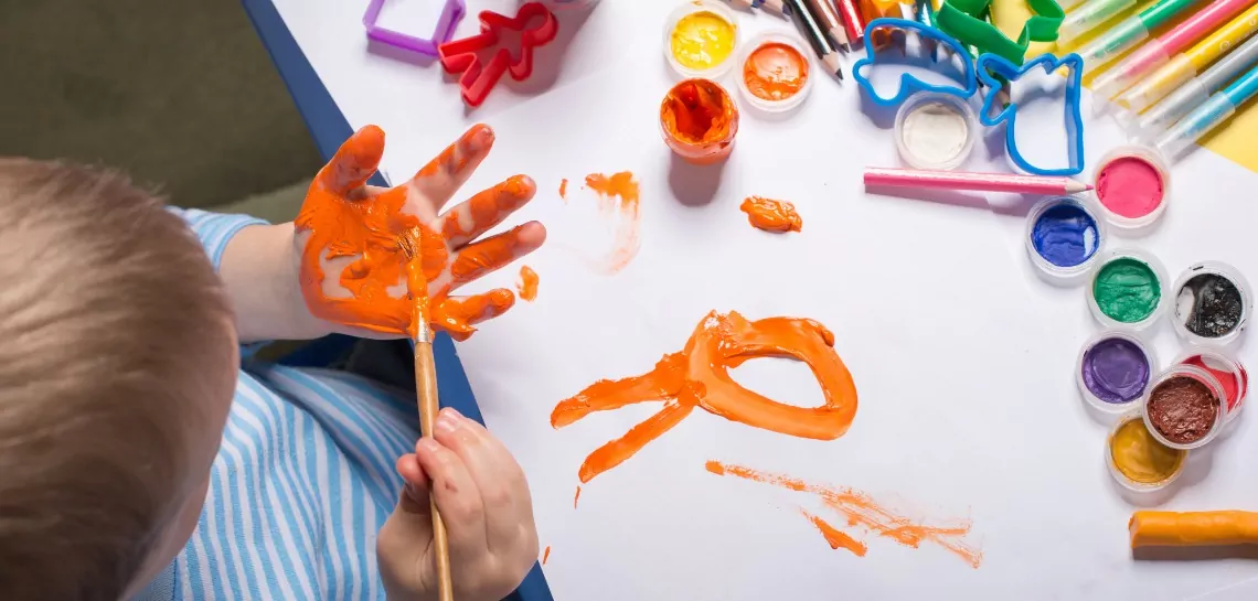 aluno pintando as mãos