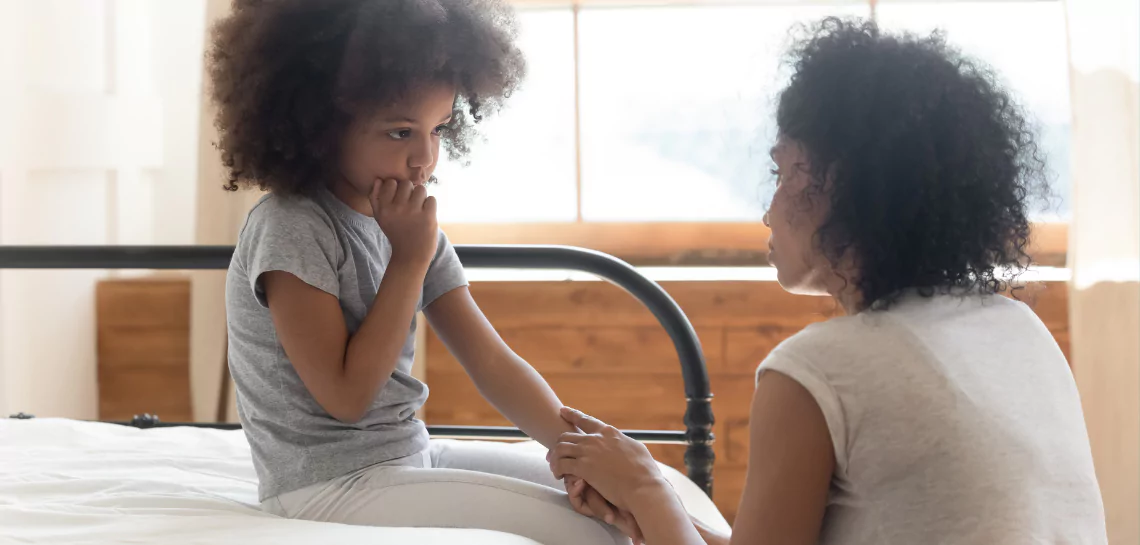 Mãe conversando com a filha para falar sobre a temática da obediência.